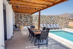 Bazén v ubytování Cato Agro 1, Seafront Villa with Private Pool nebo v jeho okolí