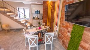Televízia a/alebo spoločenská miestnosť v ubytovaní Apartament Huzar