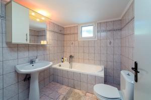 łazienka z umywalką, wanną i toaletą w obiekcie Artemis apartment w mieście Gázion