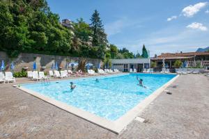 eine Gruppe von Personen, die in einem Schwimmbad schwimmen in der Unterkunft Studio-Apartments La Selva in Ghiffa