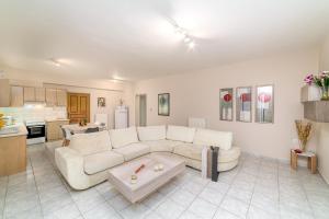 salon z białą kanapą i stołem w obiekcie Artemis apartment w mieście Gázion +19 zdjęć