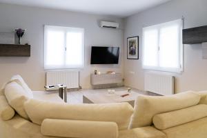 salon z białą kanapą i telewizorem w obiekcie Artemis apartment w mieście Gázion