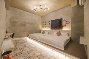 a bedroom with a large white bed and a chandelier at 澎湖海景民宿 島嶼時光 Island Time Homestay in Magong