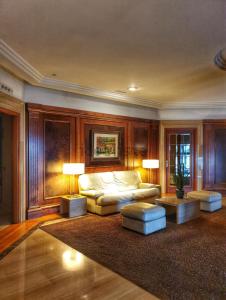 a living room with a couch and two lamps at Olatu Haundia Donostian in San Sebastián