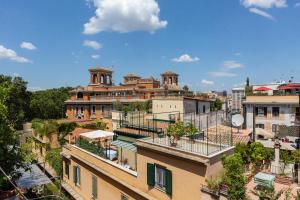 - une vue sur une ville avec des bâtiments dans l'établissement Lovely New Attic, Piazza del Popolo!, à Rome