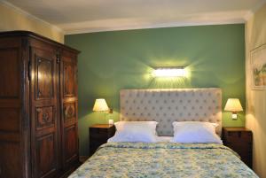 una camera con letto e parete verde di Villa Sassalto a Lugano