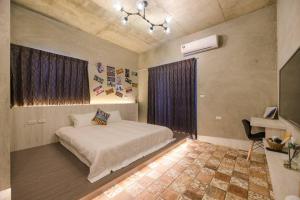 a bedroom with a bed and a window at 澎湖海景民宿 島嶼時光 Island Time Homestay in Magong