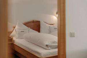 Letto o letti in una camera di Ferienwohnungen Johanneshof