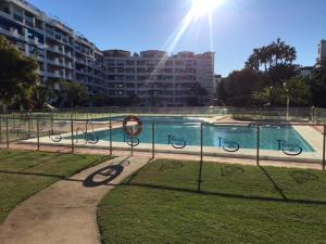 una piscina in una città con un edificio di Large and elegant in Puerto Banus with pools and paddle a Marbella