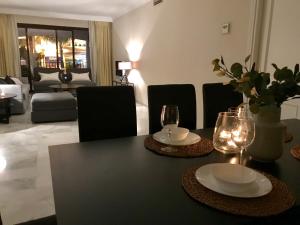 tavolo da pranzo con bicchieri e piatti di Large and elegant in Puerto Banus with pools and paddle a Marbella Altre 18 foto