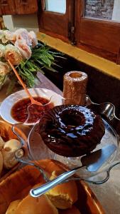 una mesa cubierta con un plato de salsa de chocolate en Hotel Castelo en Santana do Livramento