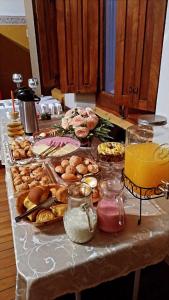 uma mesa com muitos tipos diferentes de alimentos sobre ele em Hotel Castelo em Santana do Livramento