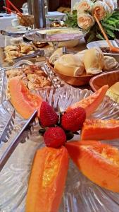 una mesa cubierta con muchos tipos diferentes de fruta en Hotel Castelo en Santana do Livramento