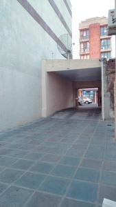 um parque de estacionamento vazio com uma garagem num edifício em Hotel Castelo em Santana do Livramento