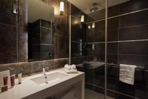 a bathroom with a sink and a mirror at Le Grand Hôtel Le Touquet-Paris-Plage in Le Touquet-Paris-Plage