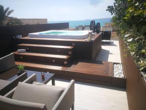 Giafra Luxury Rooms内部或周边的泳池
