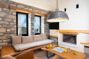 A seating area at To Stefani tis Makrinas