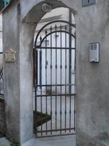 żelazna brama w budynku z łukiem w obiekcie B&B Timo e Rosmarino w mieście Sermide