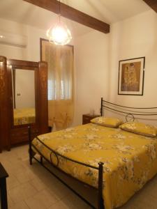 sypialnia z łóżkiem z żółtą kołdrą w obiekcie B&B Timo e Rosmarino w mieście Sermide