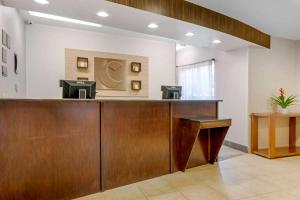 O saguão ou recepção de Comfort Suites Near Universal Orlando Resort