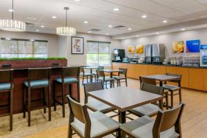Reštaurácia alebo iné gastronomické zariadenie v ubytovaní Comfort Suites Near Universal Orlando Resort