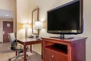 a living room with a television and a desk at Comfort Suites Ocala North in Ocala