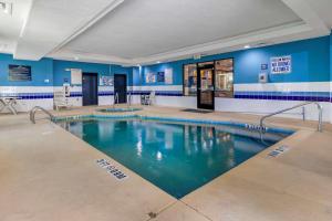 a swimming pool in a gym with blue walls at Comfort Suites near MCAS Beaufort in Beaufort