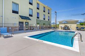 a swimming pool in front of a building at Comfort Inn & Suites Lynchburg Airport - University Area in Lynchburg