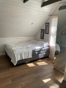 Tempat tidur dalam kamar di Gård’s hus i Alver