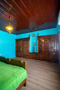 1 dormitorio con cama y pared azul en Theatre Old Town House, en Bitola