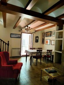a living room with a dining room table and chairs at Ca la Magda in Camarasa