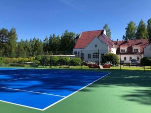 Tenis a/nebo squash v ubytování Karle Hotel nebo okolí