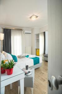 um quarto de hotel com uma cama e uma mesa em Lux VIP Apartments em Perea