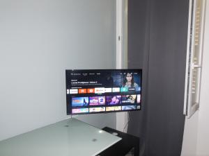una TV a schermo piatto appesa a un muro di Beau 2 pieces Vieux port de Marseille a Marsiglia