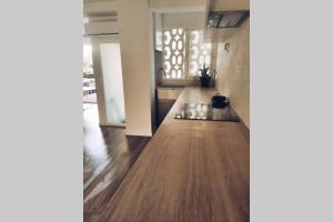 Kuchyňa alebo kuchynka v ubytovaní Apartamento recién reformado en primera línea con vistas a la playa de la Almadraba