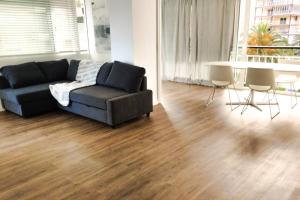 Posedenie v ubytovaní Apartamento recién reformado en primera línea con vistas a la playa de la Almadraba