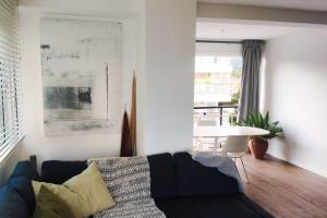 Posedenie v ubytovaní Apartamento recién reformado en primera línea con vistas a la playa de la Almadraba