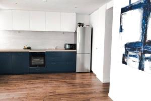 Kuchyňa alebo kuchynka v ubytovaní Apartamento recién reformado en primera línea con vistas a la playa de la Almadraba