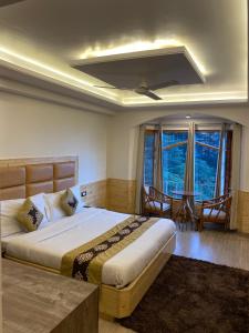 een slaapkamer met een bed en een tafel en ramen bij Hotel Silverine in Shimla