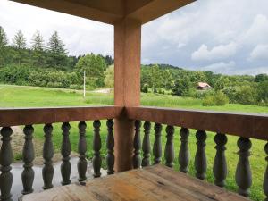 Balkon atau teras di Bieszczadzki dom nad stawem