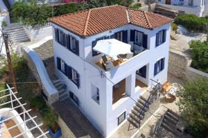 an overhead view of a white house with an umbrella at Options House in Hydra