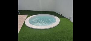 basen z wodą w pokoju z zieloną trawą w obiekcie Villa Lanzarote Deluxe & Spa Pool w mieście Playa Blanca