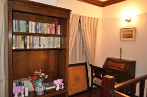 Perpustakaan di rumah tamu ini