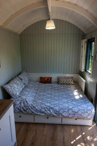 Postel nebo postele na pokoji v ubytování Holly Hut Shepherds Hut