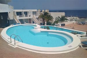 een groot zwembad bovenop een gebouw bij Modern & Spacious Studio Isla, Puerto Del Carmen in Tías +19 foto's