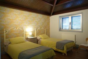 sypialnia z dwoma łóżkami i oknem w obiekcie Batán - Preciosa casa en el Valle del Salnés w mieście Pontevedra
