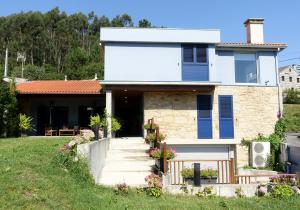 dom z prowadzącymi do niego schodami w obiekcie Batán - Preciosa casa en el Valle del Salnés w mieście Pontevedra