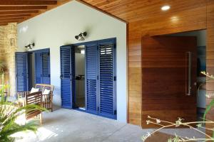 weranda z niebieskimi okiennicami i drewnianymi drzwiami w obiekcie Batán - Preciosa casa en el Valle del Salnés w mieście Pontevedra +20 zdjęć