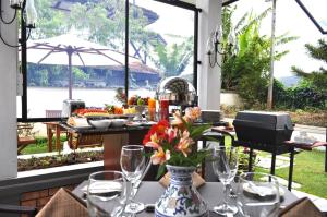 Taman di luar Cocoon Hills