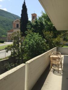 a patio with a table and a chair on a fence at Appartamento Giacomo Leopardi in Piobbico